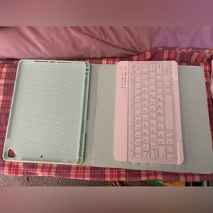 iPad case with magnetic keyboard